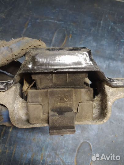 Опора двигателя Volkswagen Golf V