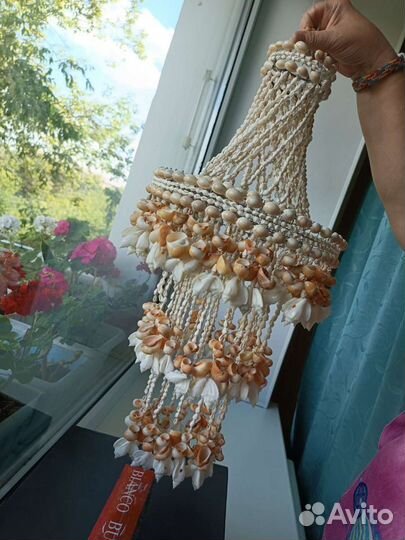 Подвесная люстра из ракушек