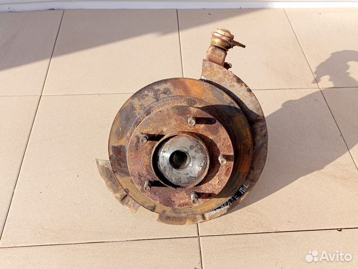 Поворотный кулак передний левый Шевроле Нива