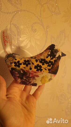 Одинокий голубь на карнизе за окном