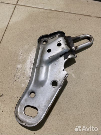 Буксировочный крюк Nissan