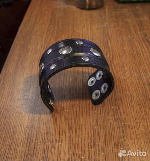 Кожаный браслет с клёпками