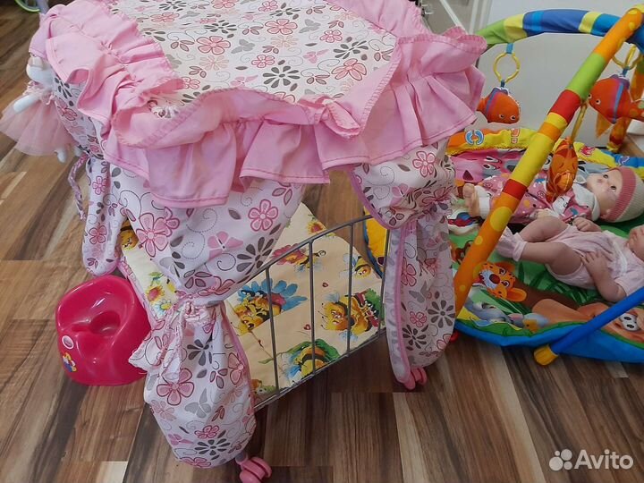 Кукольная кроватка с балдахинами