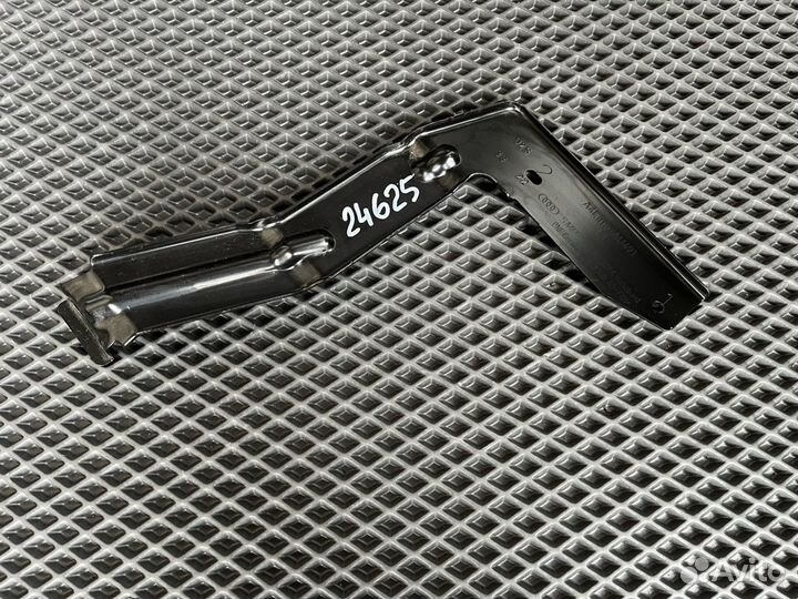 Кронштейн заднего бампера левый Audi A4 B9