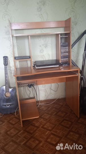 Компьютерный стол бу и очки солнцезащитные