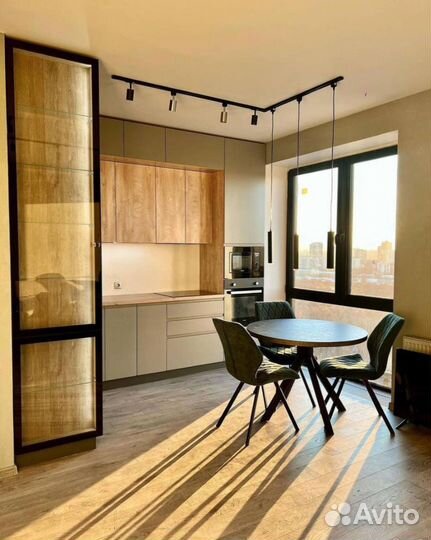 Маленькая угловая кухня до потолка