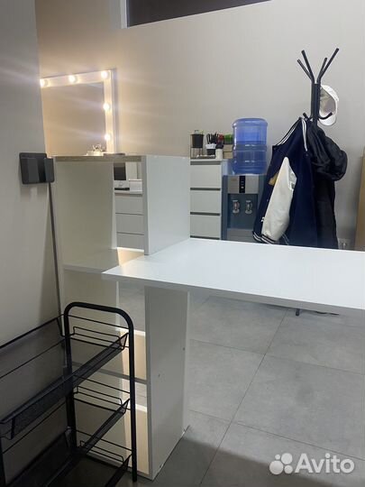 Место для мастера ногтевого сервиса в студию