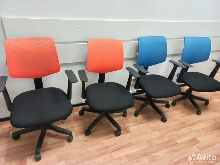 Компьютерное кресло и столы