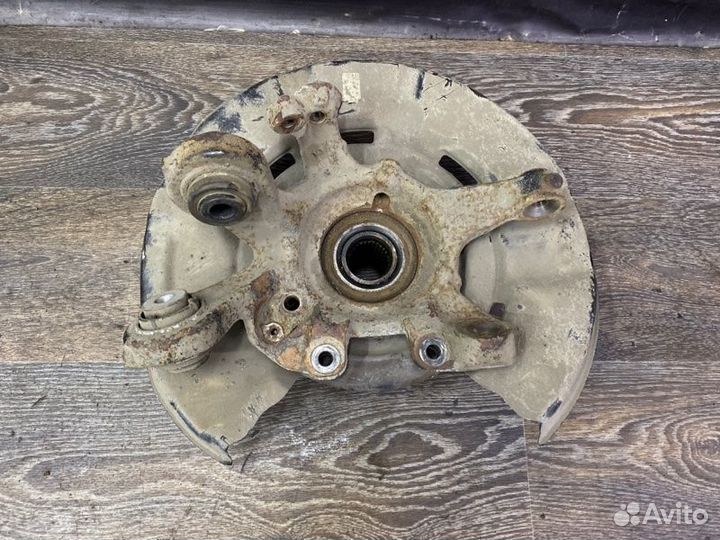 Кулак задний левый Bmw E90