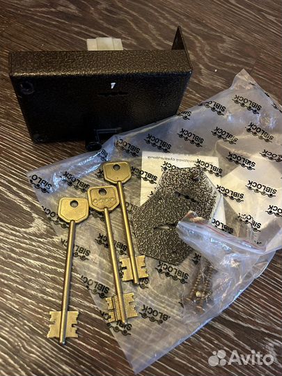 Замок дверной накладной