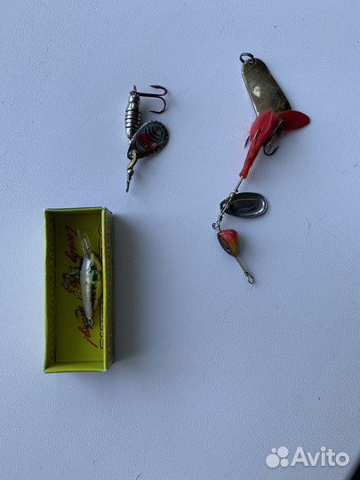 Воблер и набор блесен