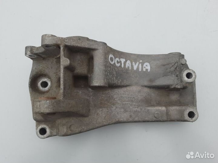 Кронштейн генератора Шкода Октавия А4