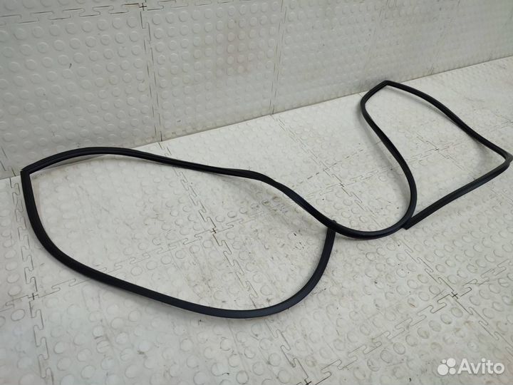 Молдинг лобового стекла Mitsubishi Pajero Sport 3