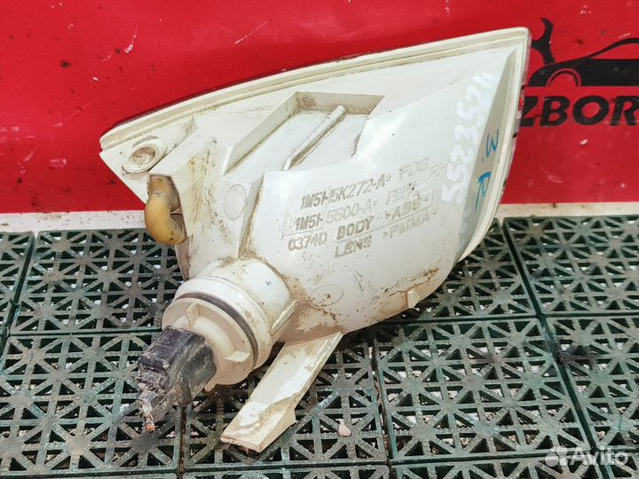 Фонарь правый в бампер Ford Focus I хэтчбек