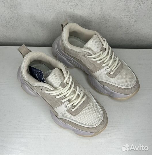 Кроссовки женские