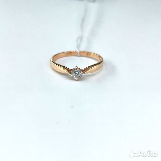 Золотое кольцо с бриллиантом 15,5р