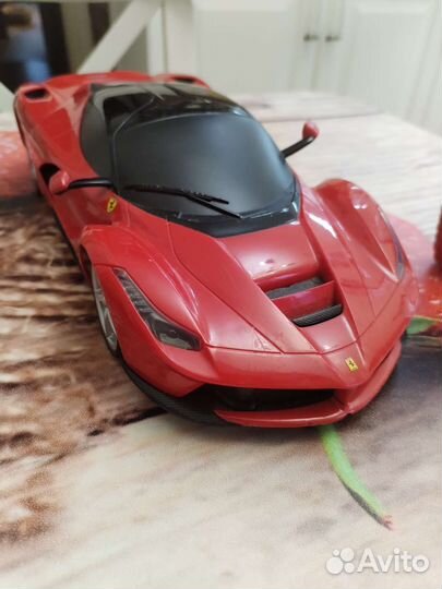 Машинка Ferrari на пульте управления