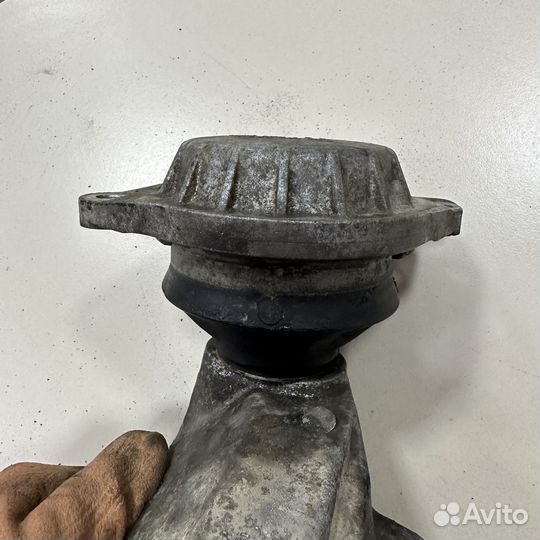 Подушка двигателя правая Audi 80 B4 ABT ABK ориг