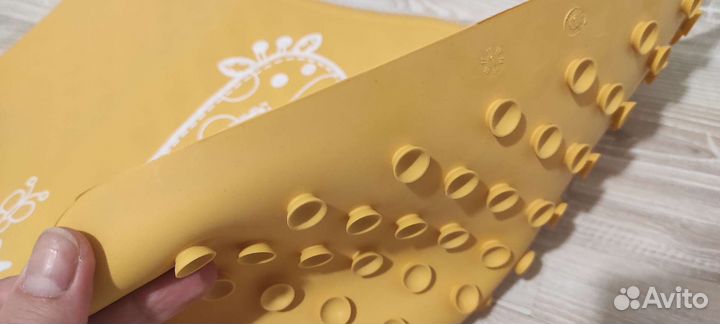 Противоскользящий коврик в ванну