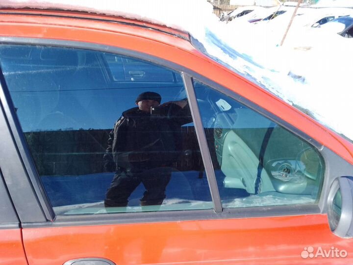 Стекло переднее правое Renault Megan Scenic 1