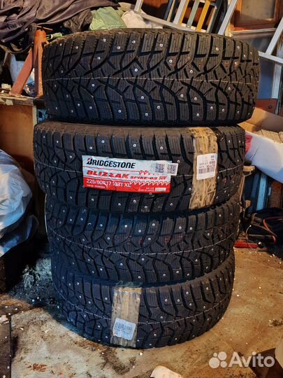 Bridgestone Blizzak Spike-02 SUV 225/60 R17