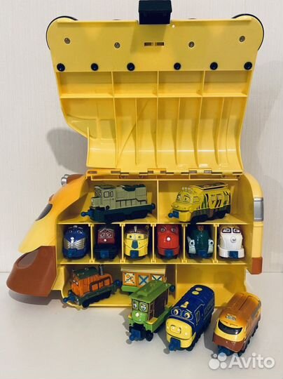 Коллекция паровозиков Чаггингтон и рельсы в кейсах