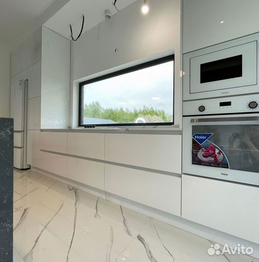 Кухня с каменным островом