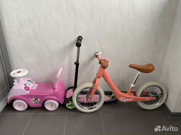 Детский самокат и машинка