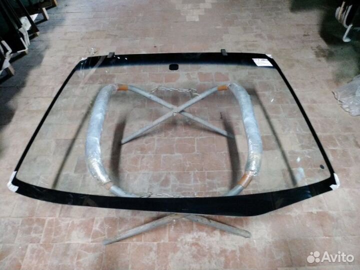 Стекло лобовое переднее Mitsubishi Chariot Grandis