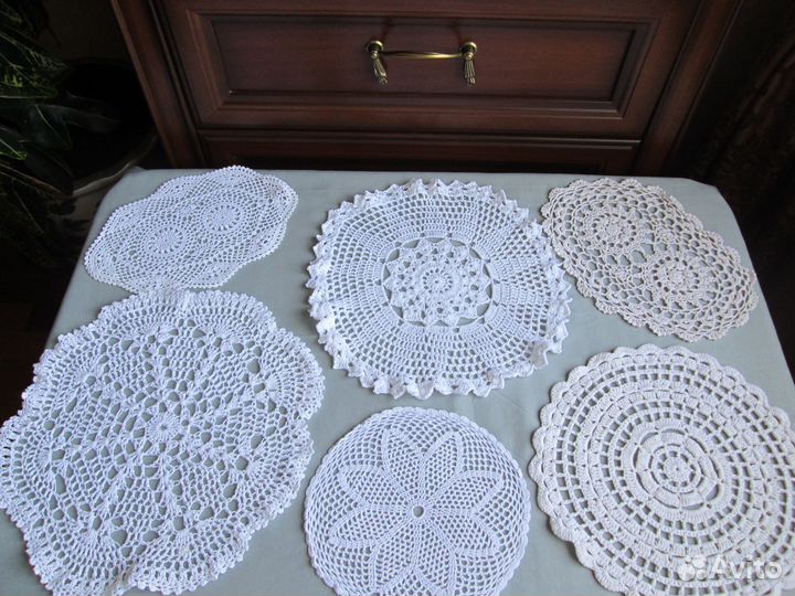 Салфетки вязаные крючком и текстильные
