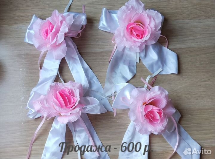 Свадебные украшения на автомобили в розовом цвете