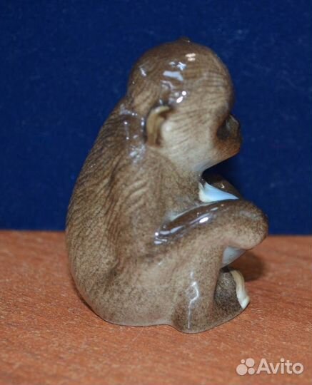 Фарфоровая статуэтка- обезьянка С мячиком лфз
