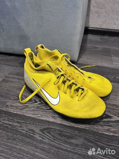 Детские футбольные бутсы