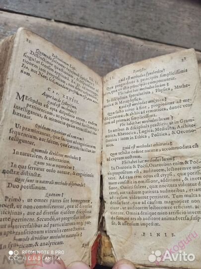 Древняя книга по юриспруденции на латыни