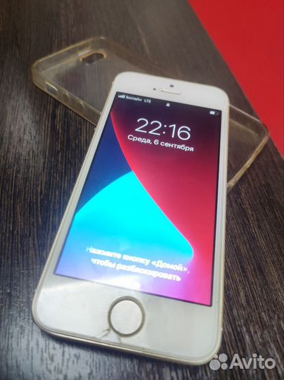 Телефон iPhone SE