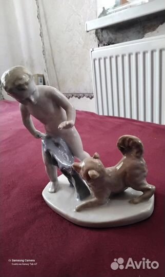 Форфоровая фигурка