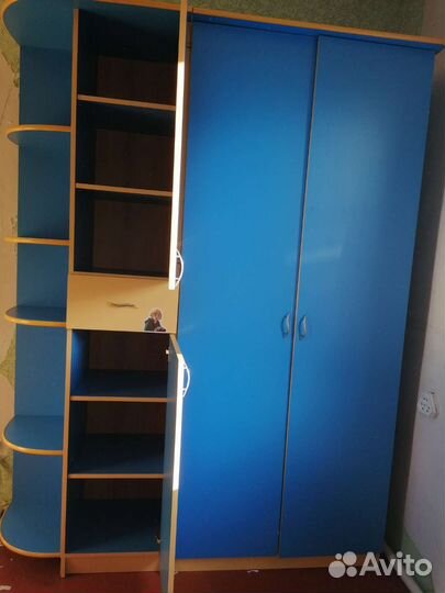 Двухъярусная кровать и шкаф