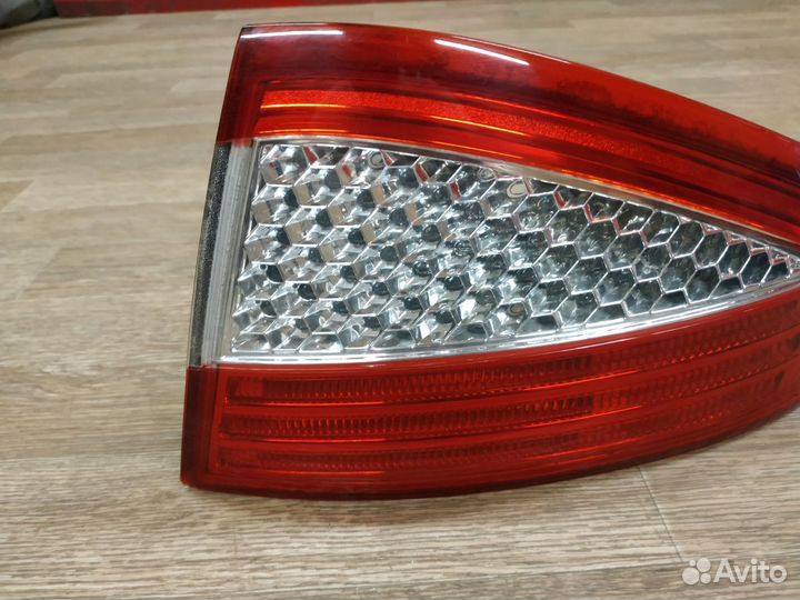 Фонарь задний наружный правый Ford Mondeo 4 хетч