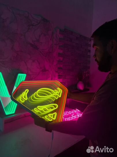 Вывеска с эффектом бесконечности