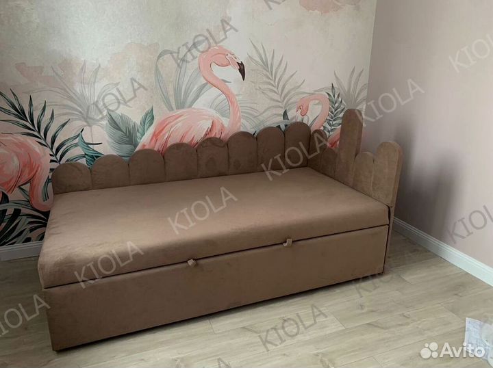 Кровать с мягкой спинкой