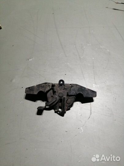 Замок капота передний Toyota Avensis