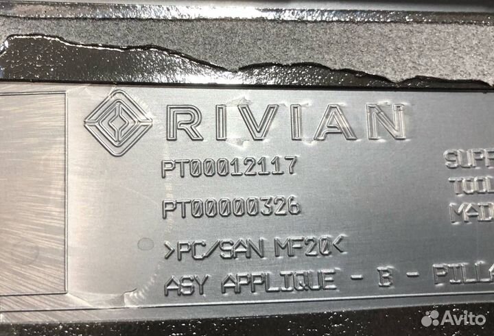 Накладка двери задней левой Rivian R1T 2022