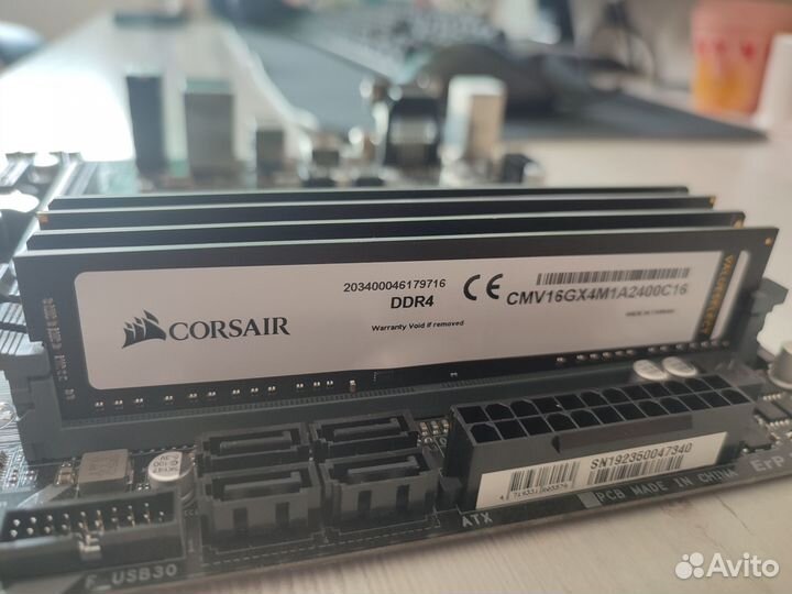 Материнская плата с процессором и памятью