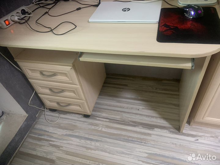 Писменный стол с нависным шкафом и тумбой