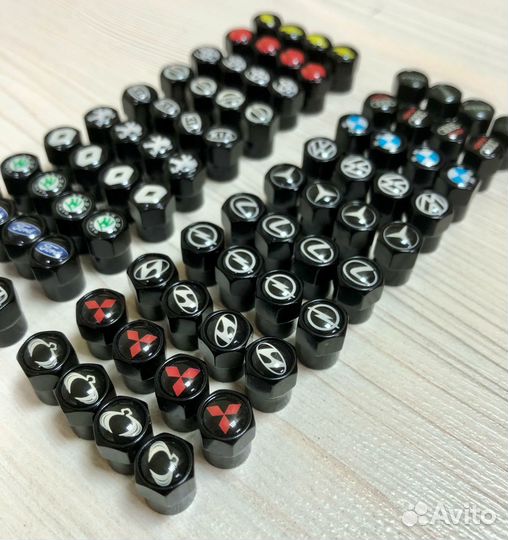 Комплект колпачков ниппеля с лого автомобиля (4шт)