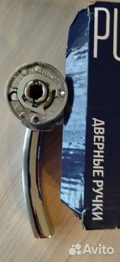 Личинки и ручка для дверей