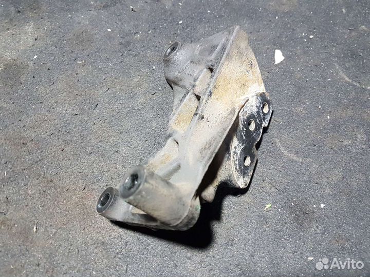 Опора двигателя правая Opel Astra H 1.6 1.8