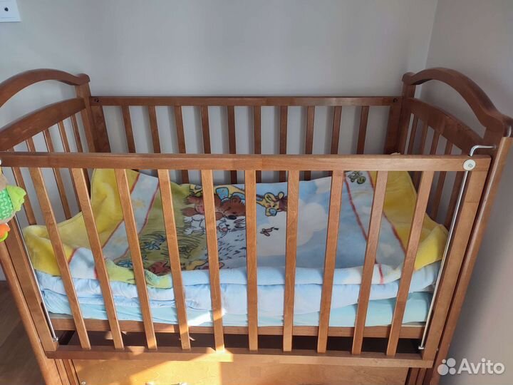 Детская кроватка с маятником