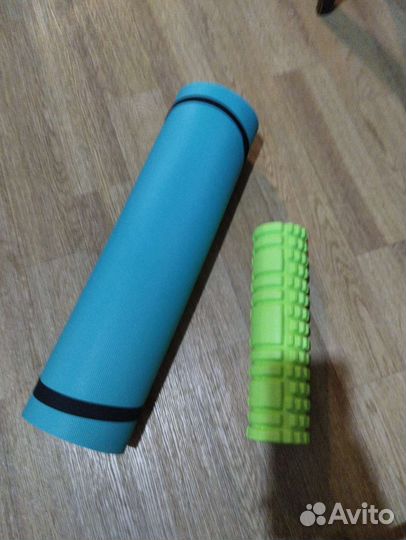 Коврик и ролик для фитнеса