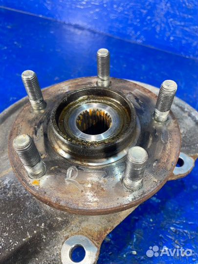 Кулак поворотный передний правый Mitsubishi